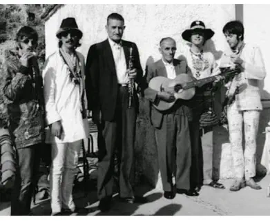 Οι Beatles αγοράζουν ένα νησί